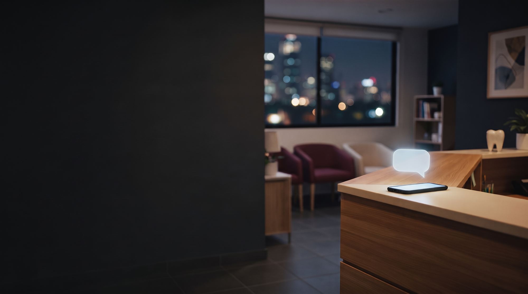 Recepción de una clínica dental cerrada de noche, con un celular recibiendo un mensaje sobre el mostrador